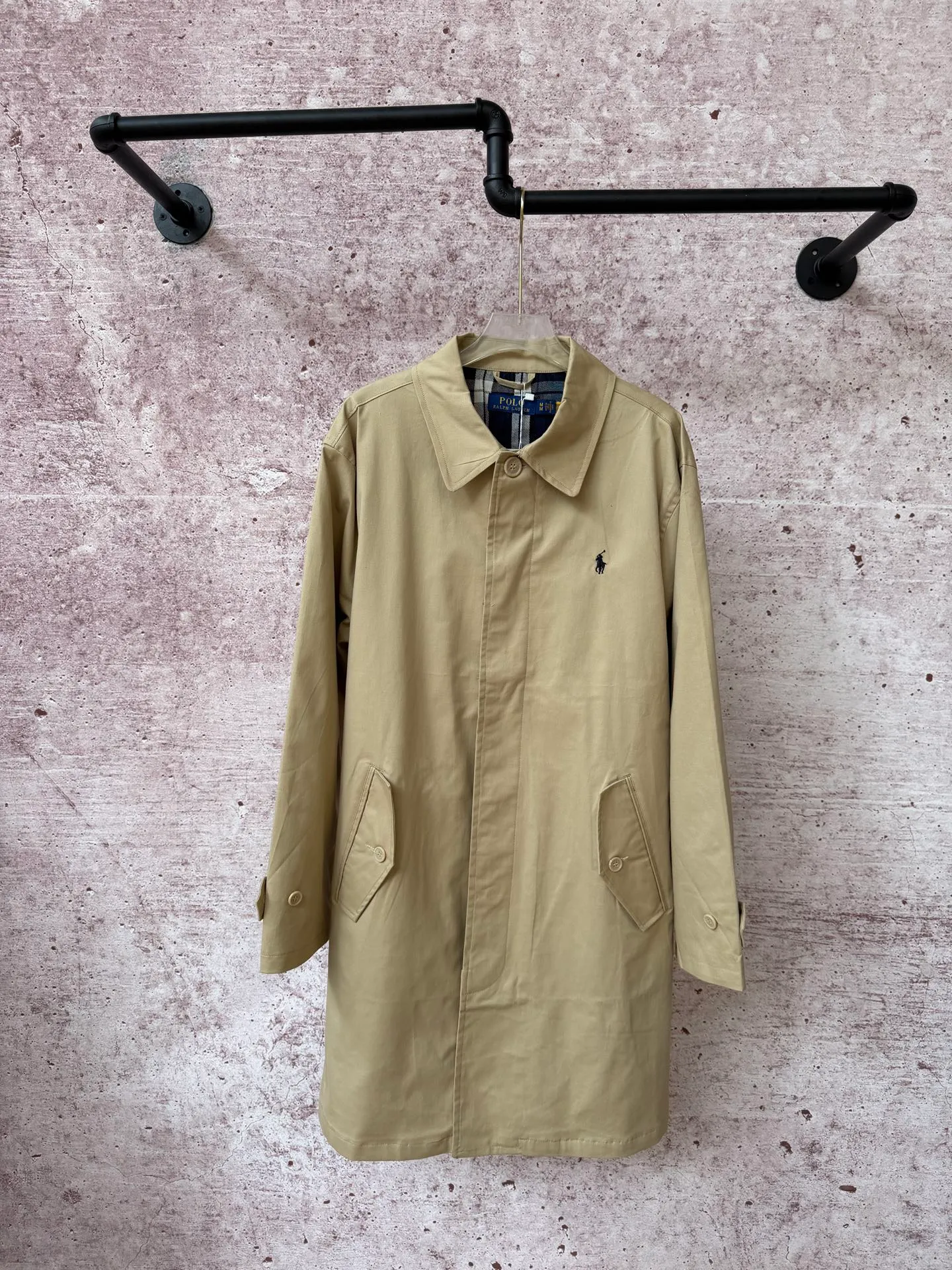 P530 Ralph Lauren autumn unisex long windbreaker jacket, pure cotton twill fabric, with plaid lining inside, customized hardware accessories, fine workmanship, loose fit for both men and women, full of temperament on the upper body, and the split hem design adds to the style.